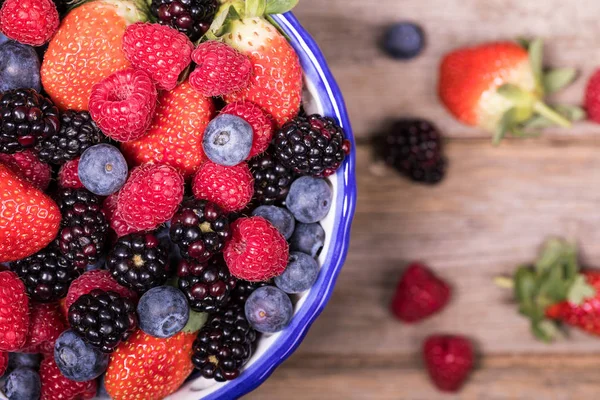 Visão aérea de frutas de verão em uma tigela — Fotografia de Stock