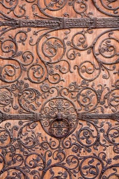 Дверь собора Нотр-Дам в Париже . — стоковое фото