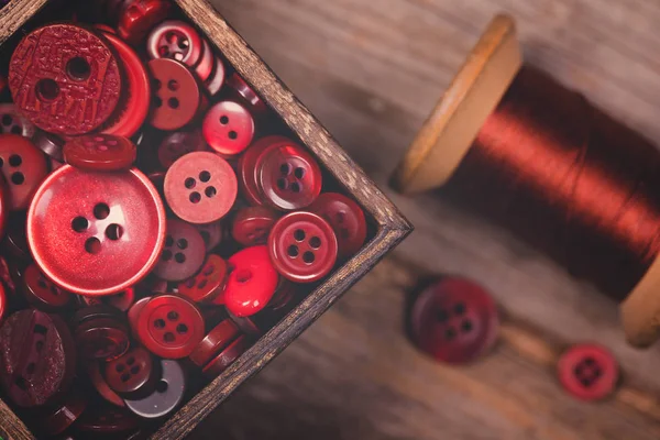 Ретро-стилізовані червоні кнопки і нитки — стокове фото