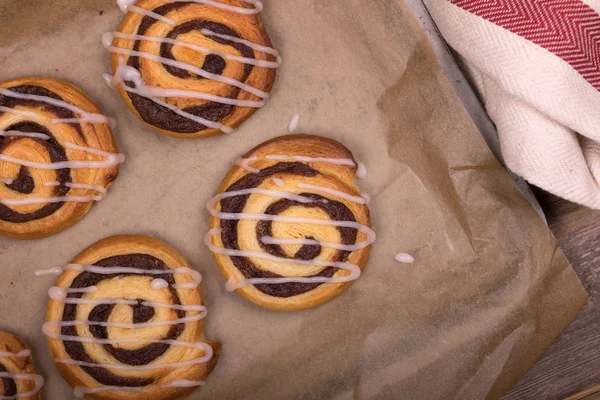 Frisch gebackene Zimtbrötchen — Stockfoto