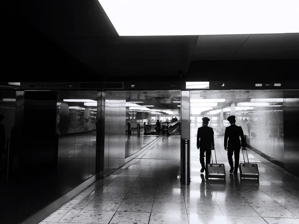 Two pilots in an airport corridor. — Stock Photo, Image