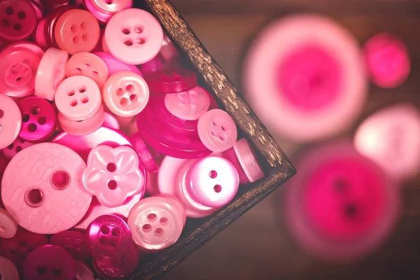 Botones rosados en una caja —  Fotos de Stock