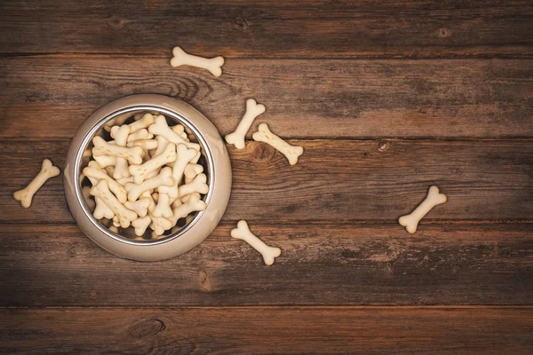 Biscoitos de cão em uma tigela — Fotografia de Stock