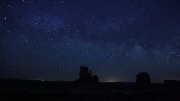 Monument Valley op de nacht — Stockvideo