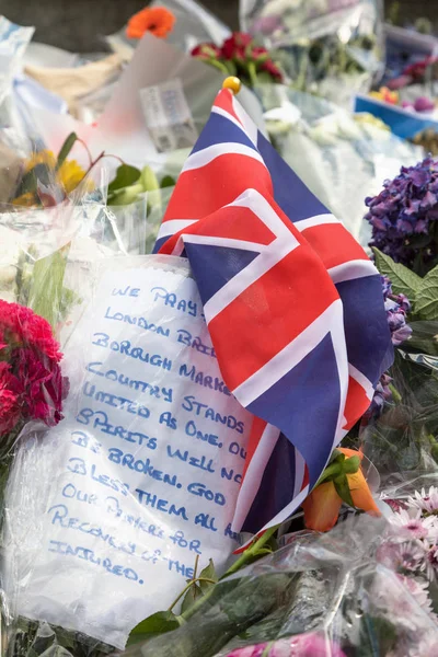 Union Jack ve haraç London Bridge terör mağdurlarına — Stok fotoğraf