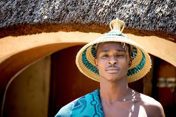 Портрет молодого человека из племени басото — стоковое фото