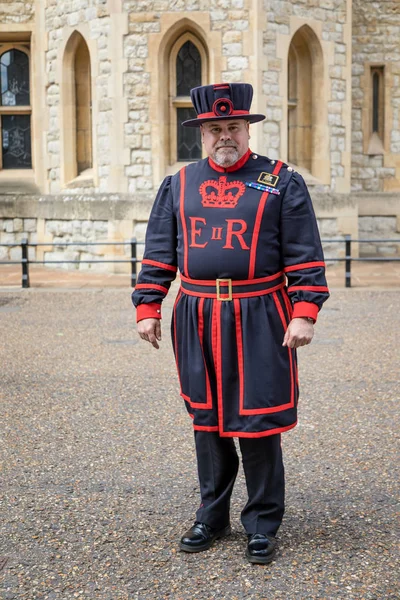 Beefeater på tower of london — Stockfoto