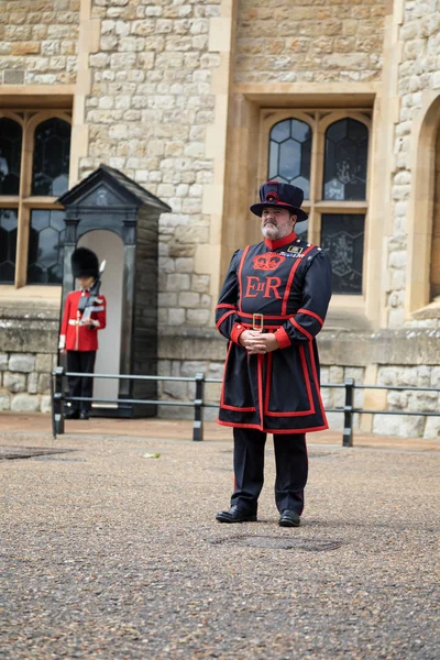 Beefeater and Coldstream Guard at the Tower of London — Stock Photo, Image