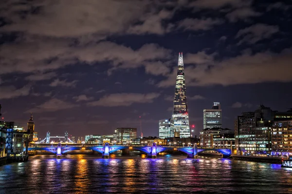 Londynu wzdłuż Tamizy w nocy — Zdjęcie stockowe