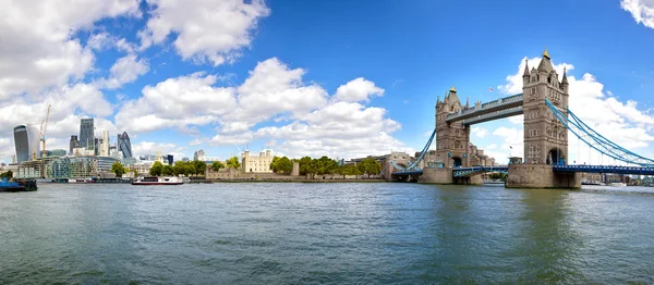 Panorama de la ciudad de Londres con Tower Bridge y la Torre de Londres — Foto de Stock