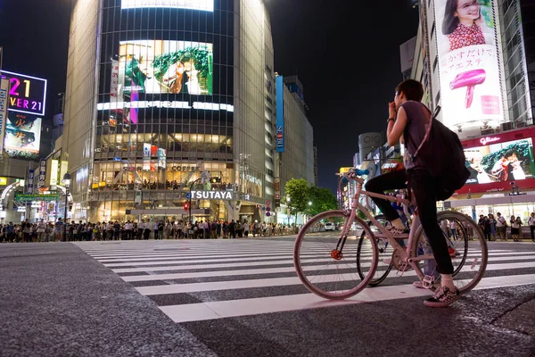 Crossing Shibuya Crossing in Tokyo — Stock Photo, Image