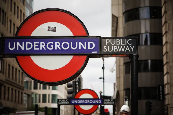 Londoni földalatti metró jele — стокове фото