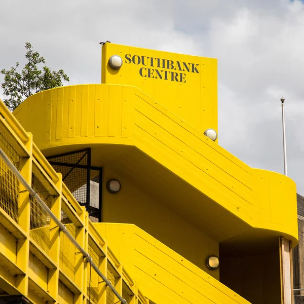 Buitenkant van de gele Southbank Centre — Stockfoto