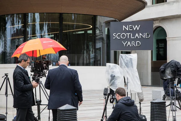 En espera de un comunicado de prensa en Scotland Yard —  Fotos de Stock