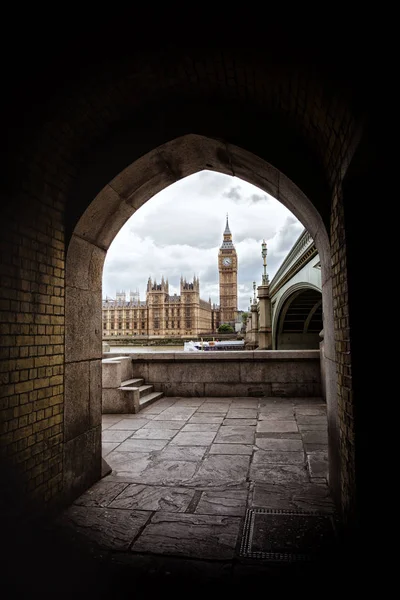 Houses of Parliament framed by an archway — Stock Photo, Image