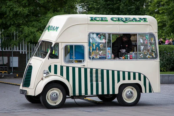 Фургон с мороженым на Южном берегу — стоковое фото
