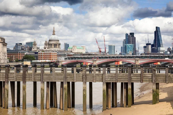 码头、 圣保禄和伦敦金融城 — 图库照片
