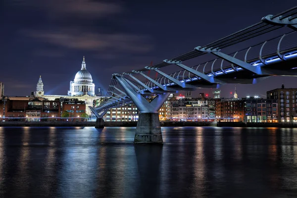 St Paul's Katedrali ve Millennium Köprüsü — Stok fotoğraf