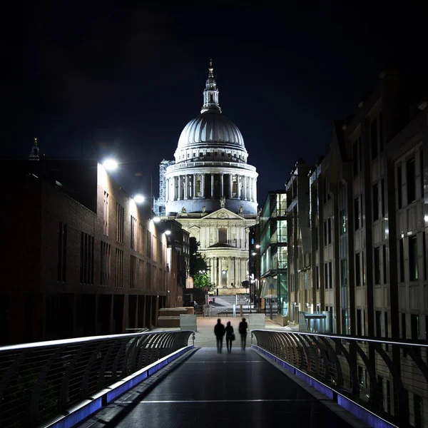 夜 St Paul 大聖堂 — ストック写真