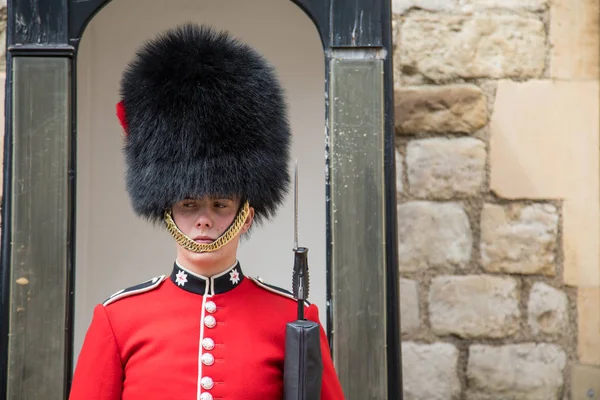 Footguard Kraliçe geleneksel üniformalı — Stok fotoğraf