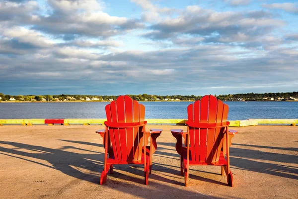 Красные стулья adirondack — стоковое фото