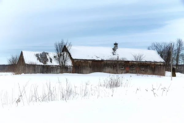 Alte Hölzerne Scheune Quebec Provinz Kanada Ländliche Schneeszene Mit Schneeverwehungen — Stockfoto