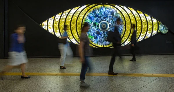 2016 人は新宿や東京の目の前を歩いて 新宿でガラス彫刻鉄道アーティスト宮下佳子によって 1969 年に作成された駅 — ストック写真