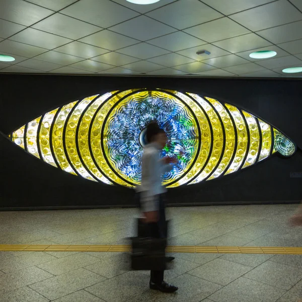 2016年6月27日 人们走在新宿或东京眼前 在1969年由艺术家下子创建的新宿火车站的玻璃雕塑 — 图库照片