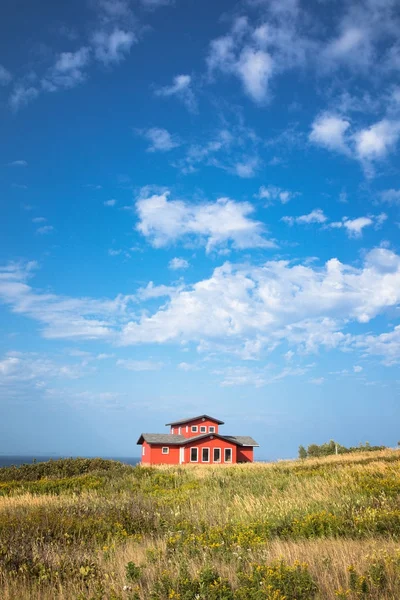 Kleurrijk geschilderde houten huis — Stockfoto