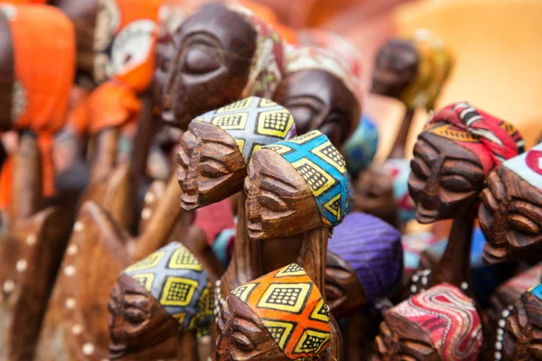 在市场摊位出售非洲部落艺术品 这件艺术品是通用的 在南非广泛使用 — 图库照片