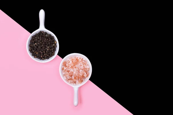 Geometriska Minimal Design Svartpepparkorn Och Himalayan Salt Kristaller Vita Keramiska — Stockfoto