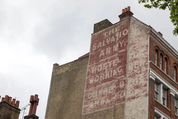 London Büyük Britanya Haziran 2017 Reklam Londra Binanın Tuğla Cephesinde — Stok fotoğraf