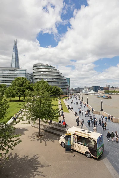 London 7Th June 2017 Southbank Walkway Ice Cream Van Tourists — Stock Photo, Image