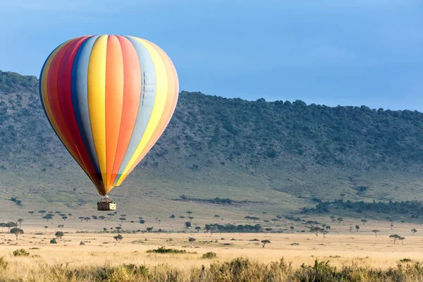 Tief Fliegender Bunter Ballon Über Den Graslandschaften Der Masai Mara — Stockfoto