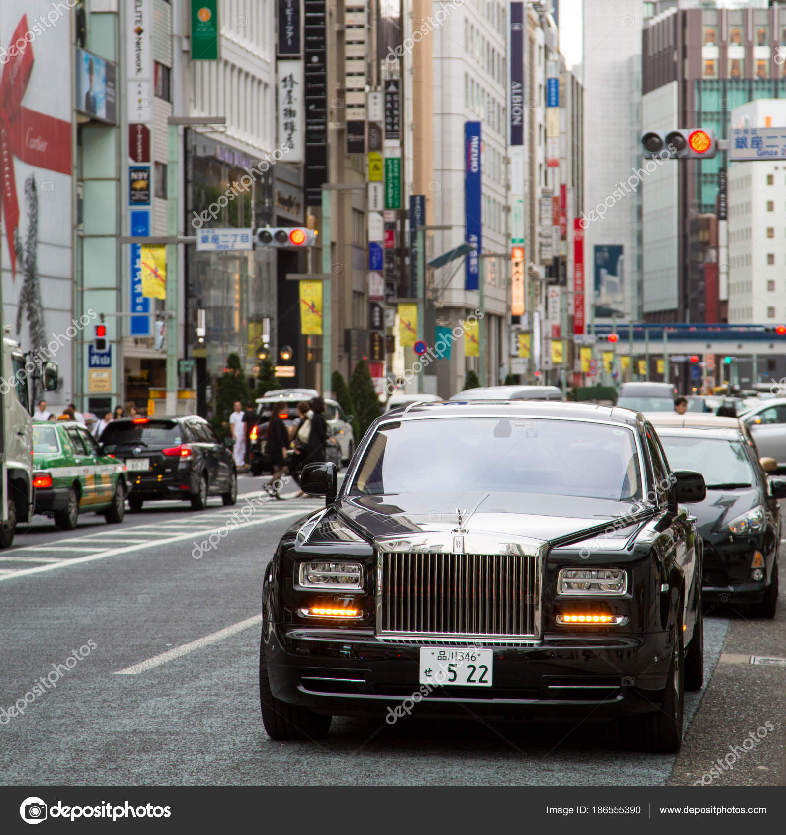 Autodaily Street Shots P8 RollsRoyce Cullinan màu độc quay lại Hà Nội