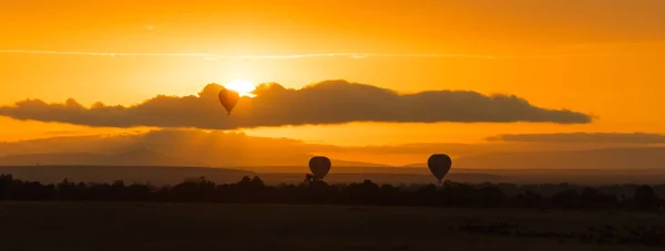 Ballonfahrten im Morgengrauen in der Masai Mara. — Stockfoto