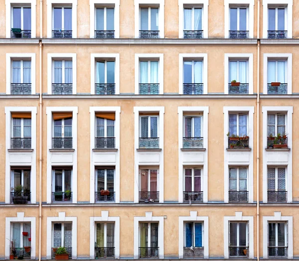 Edificio Exterior París Mostrando Detalle Numerosas Ventanas —  Fotos de Stock