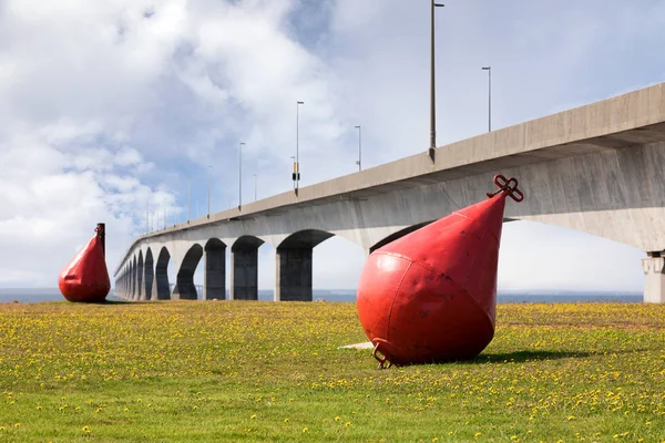 Giant Röd Metall Bojar Gräset Framför Åtta Mil Långa Confederation — Stockfoto