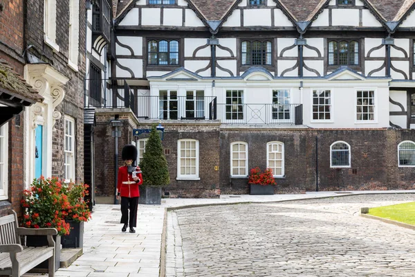 ロンドン イギリス 2017 コテージやロンドン塔 伝統的な赤と黒の制服の歩道に沿って行進で近衛兵内住宅の四分の一 — ストック写真