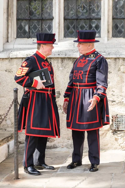 London June 2017 Yeomans Guards Beefeaters Conversation Tower London — Stock Photo, Image