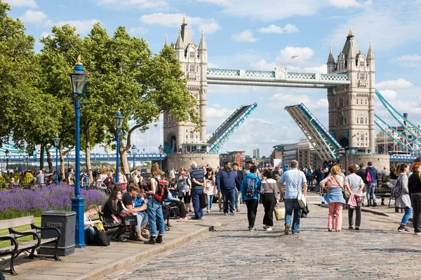 ロンドン イギリス 2017 人の夏の日にテムズ川のほとりを散歩 — ストック写真