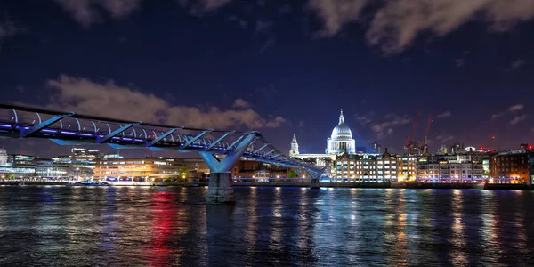 セント ポール大聖堂 テムズ川 ミレニアム橋の夜 ロンドンの街並み 照らされたバー 川岸に沿って レストランを示します パノラマ ビュー — ストック写真