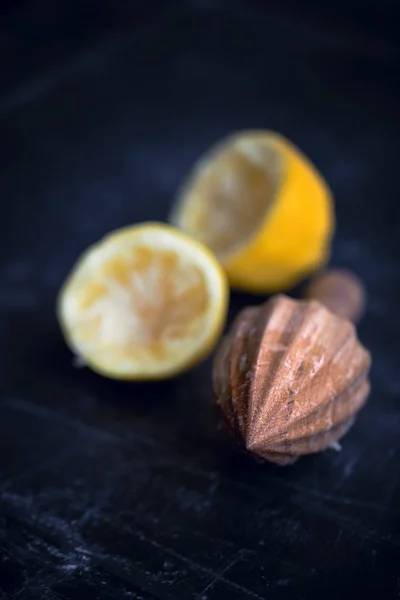 Wooden Hand Juicer Cut Lemons Retro Style Still Life Squeezing — Stockfoto