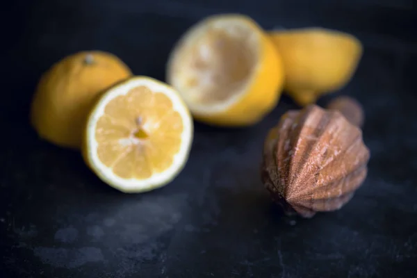 Spremiagrumi Limoni Tagliati Mano Legno Natura Morta Stile Retrò Spremitura — Foto Stock