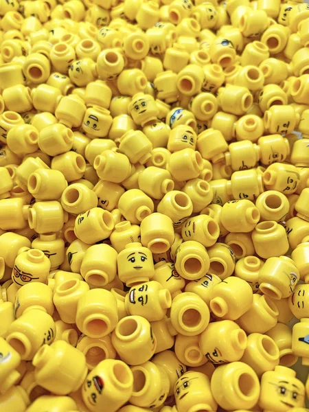 Lego gele hoofden achtergrond — Stockfoto