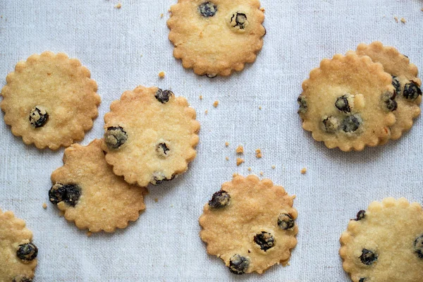 Piatto Pasta Frolla Mirtilli Con Briciole Una Tovaglia Lino — Foto Stock