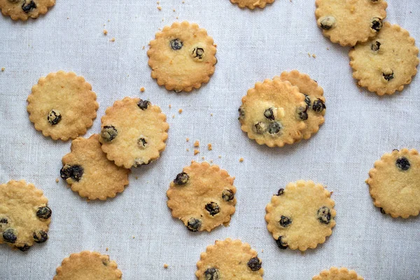 Piatto Pasta Frolla Mirtilli Con Briciole Una Tovaglia Lino — Foto Stock