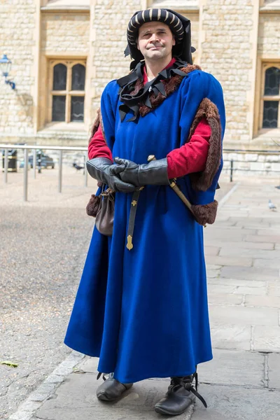 Londýn Června 2017 Personál Londýnské Toweru Obléká Tradičních Šatů Dob — Stock fotografie