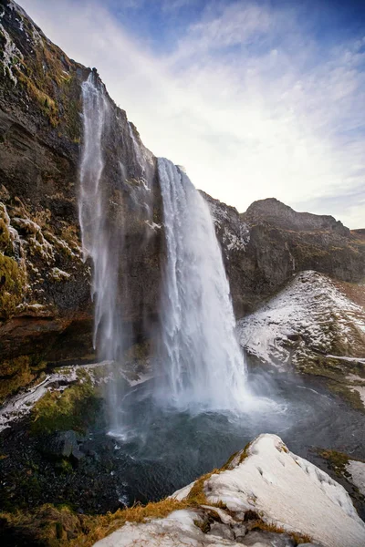 冰岛南部的Seljalandsfoss瀑布这个壮观的瀑布有60米高 是源自火山冰川的塞亚尔金斯河的一部分 — 图库照片
