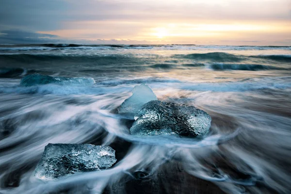 Soluppgång Diamond Beach Island Den Svarta Vulkaniska Sanden Full Glaciärismassor — Stockfoto